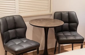 Skrivebord, skrivebord for bærbar PC og wi-fi (inkludert)