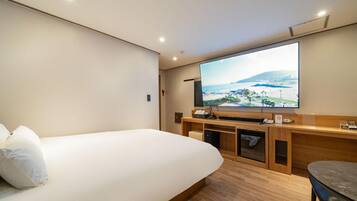 Standard Double Room | Desk, laptop workspace, free WiFi