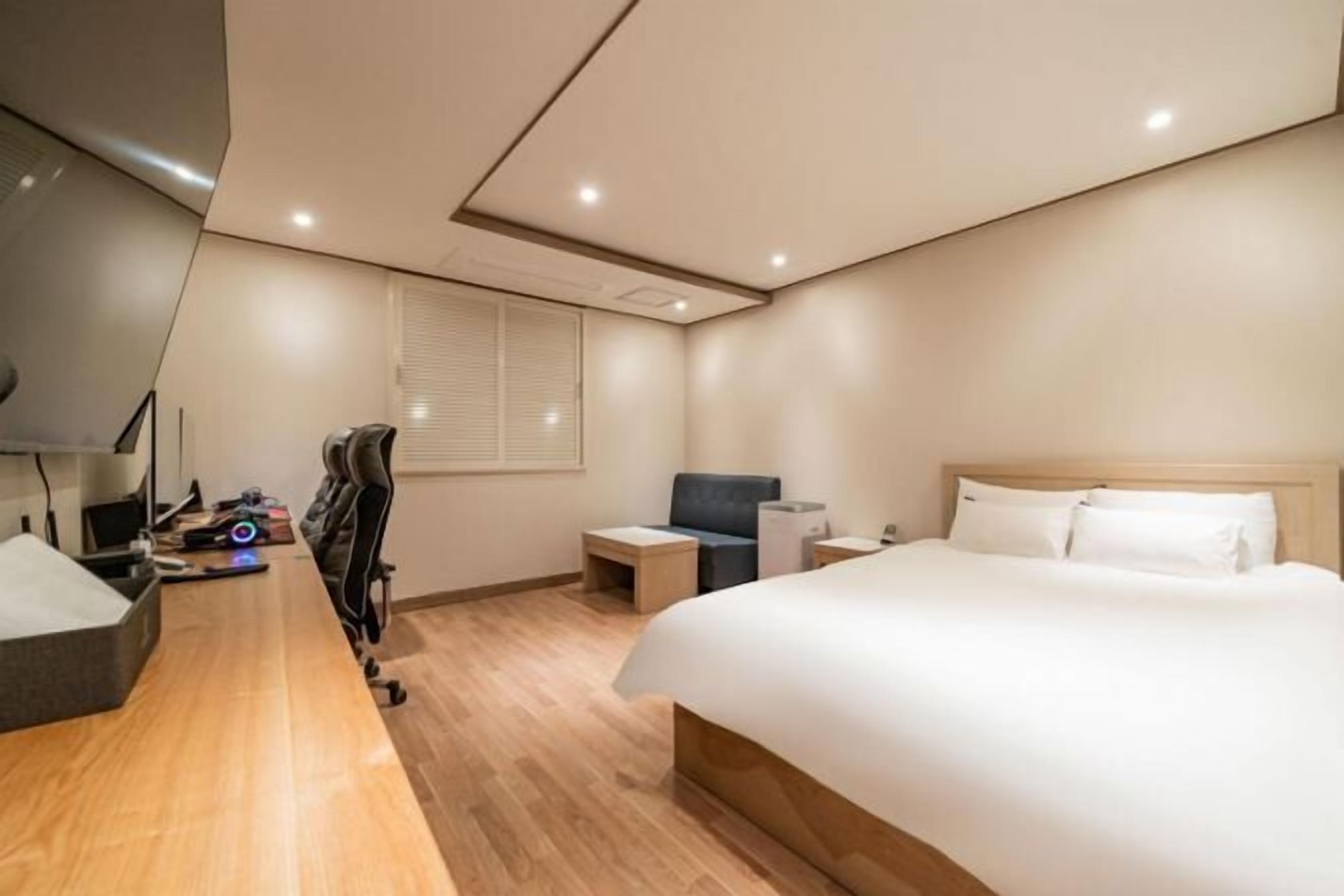 Skrivebord, skrivebord for bærbar PC og wi-fi (inkludert)