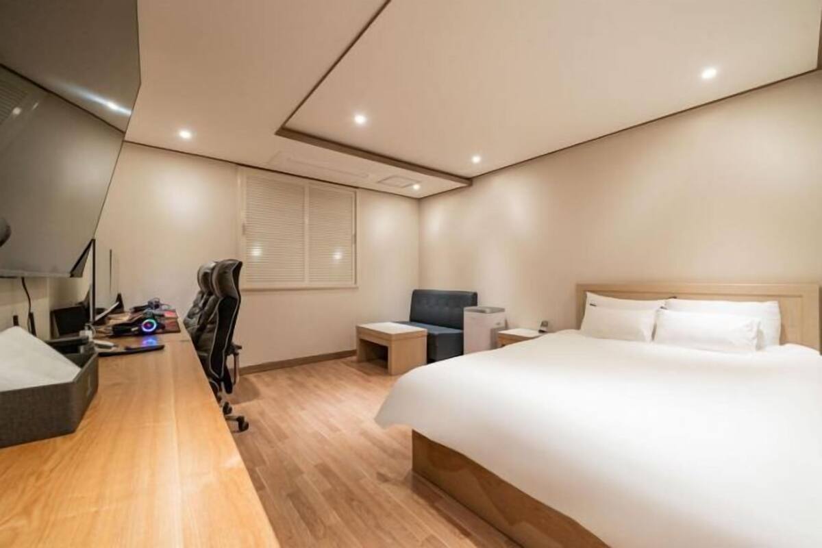 Skrivebord, skrivebord for bærbar PC og wi-fi (inkludert)