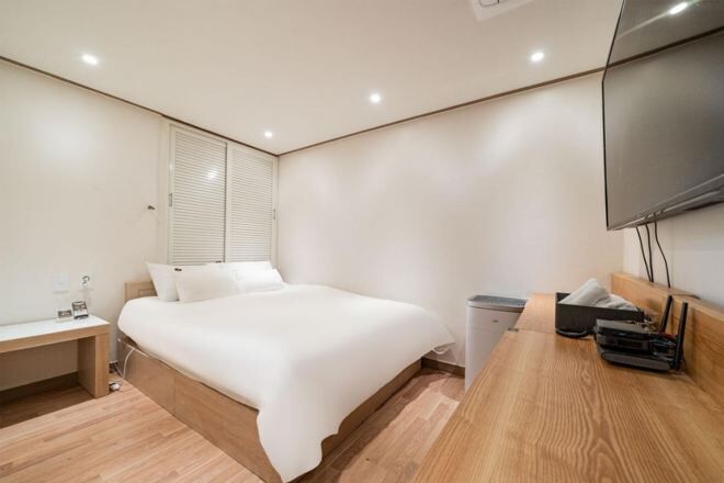 Desk, laptop workspace, free WiFi