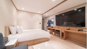 Suite | 1 bedroom, desk, laptop workspace, free WiFi