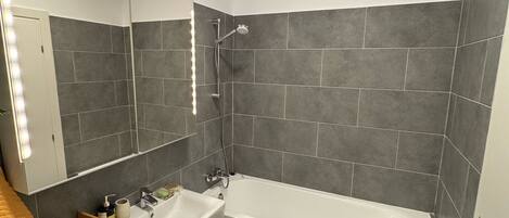 Haartrockner, Handtücher, Seife, Toilettenpapier