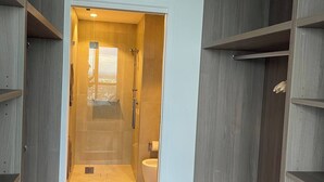 Une salle de bain moderne avec une douche à parois de verre, des toilettes et un lavabo.