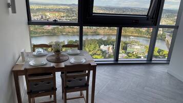 Apartment, 2 Bedrooms, Accessible, Patio | Dining room