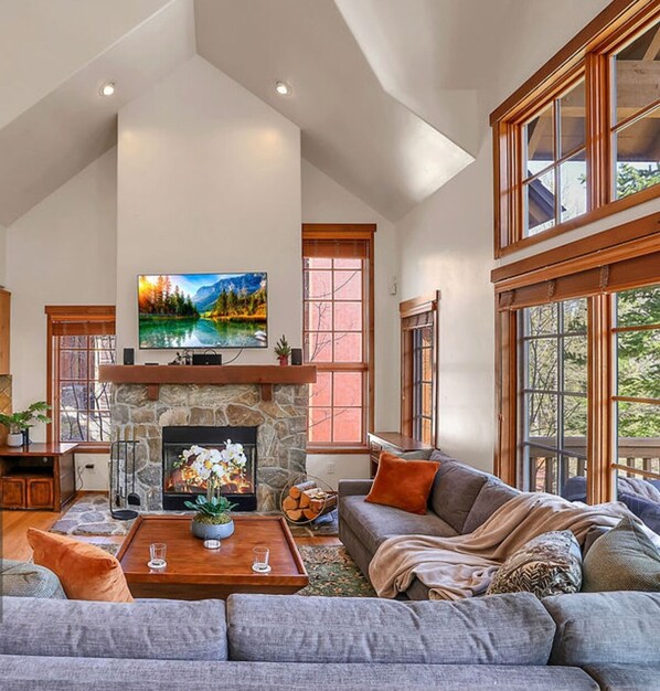 Smart-tv och eldstad