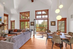 Smart TV, fireplace - Timberline Lodge @ Tamarack Resort | Modern Ski In/Out  | Pet OK | Hot Tub (Donnelly)
