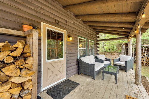 2 Mi to Lake Willoughby: Peaceful Log Cabin!
