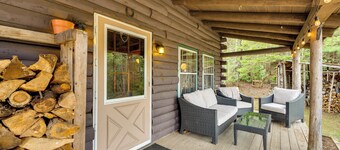 2 Mi to Lake Willoughby: Peaceful Log Cabin!