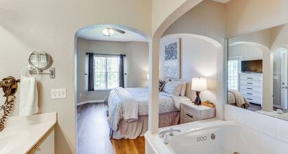 4 Mi to Branson Landing: Resort Condo w/ Balcony