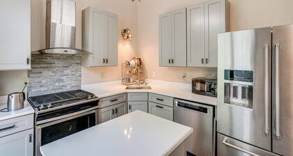 Private Yard & Grill: Quiet Getaway Near Albany!