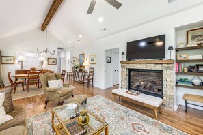 Interior - Cottage 3 Mi to Dtwn Highlands: Bring Your Pup! (Highlands)