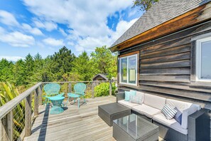 Interior - 1 Mi to Black Sands Beach: Dreamy Coastal Cottage (Shelter Cove)