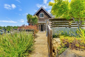 Interior - 1 Mi to Black Sands Beach: Dreamy Coastal Cottage (Shelter Cove)