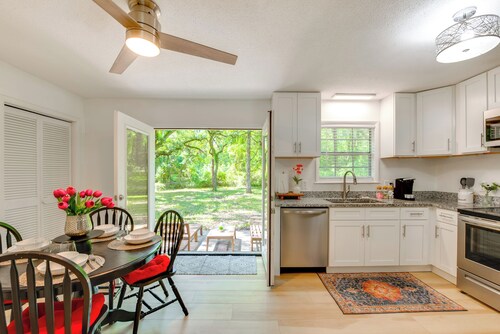 Walk to Lake Munson: Tree-filled Tallahassee Gem!