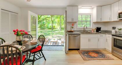 Walk to Lake Munson: Tree-filled Tallahassee Gem!