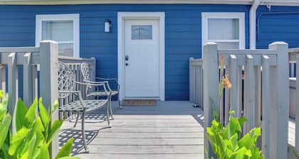 1 Mi to Pleasure Pier: Walkable Home in Galveston