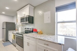 Apartment (1 Bedroom) | Interior - 1 Mi to Pleasure Pier: Walkable Home in Galveston (Galveston)