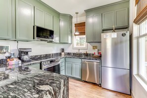 House (2 Bedrooms) | Interior - 2 Mi to L'auberge Casino: Home w/ Large Yard! (Baton Rouge)