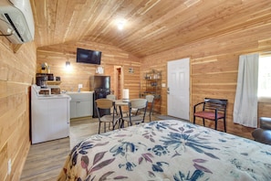 House (1 Bedroom) | Interior - Half-mi to Bull Shoals Lake Access: Angler's Cabin (Lakeview)