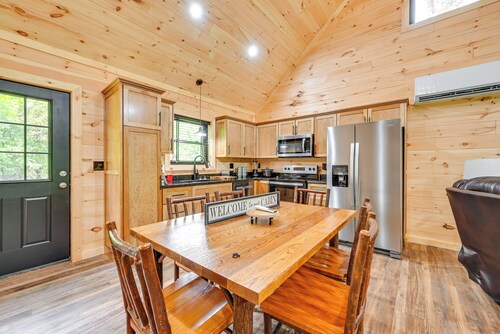 Near Mammoth Cave: Family-friendly Cabin w/ Patio!