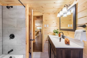 House (6 Bedrooms) | Interior