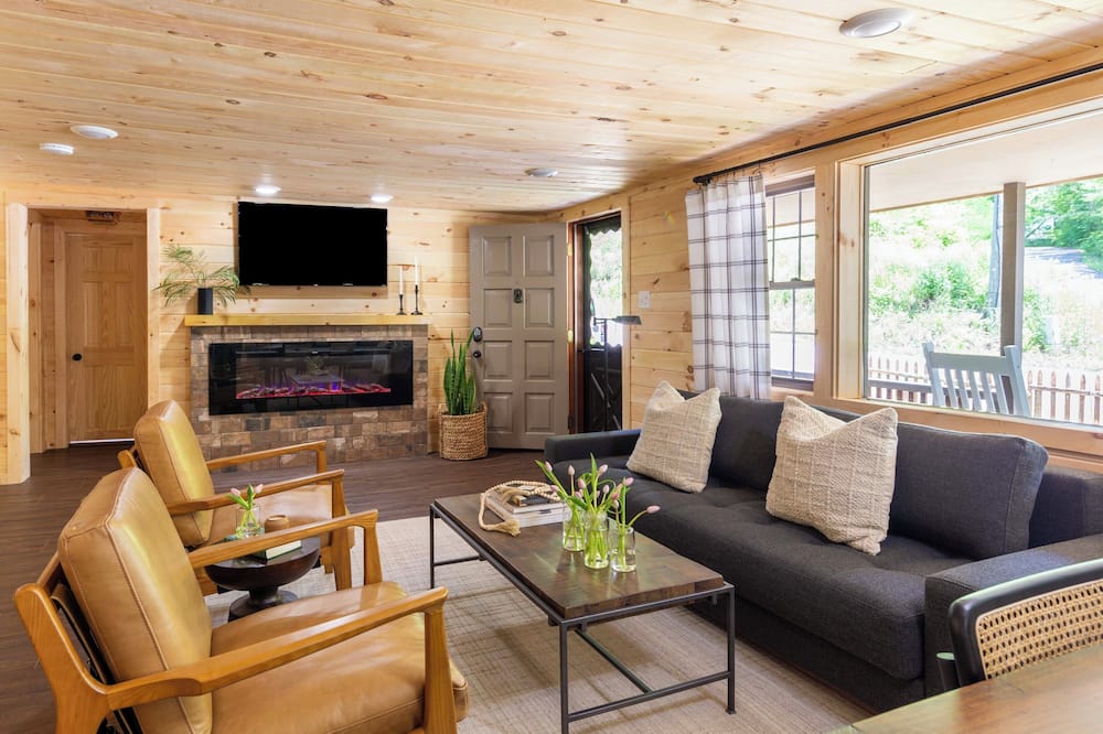 2 Mi to Dtwn: Spacious Gatlinburg Home w/ Hot Tub! - Cartertown, TN