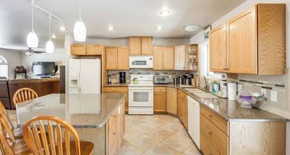 7 Mi to Catalina State Park: Home w/ Mountain View