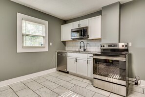 Apartment (3 Bedrooms) | Interior - 2 Mi to Mass Ave: Convenient Townhome w/ Yard! (Indianapolis)