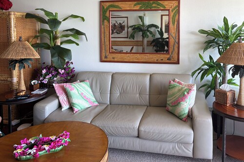 Resort Condo on Oahu: Ocean & Pool Views!