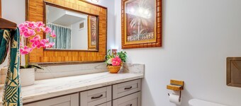 Resort Condo on Oahu: Ocean & Pool Views!