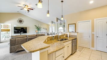 House (3 Bedrooms) | Interior