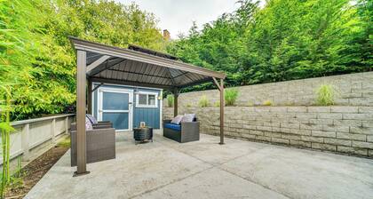 2 Blocks to Beach Park: Cozy Seattle Townhome