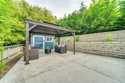 2 Blocks to Beach Park: Cozy Seattle Townhome