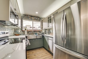 Apartment (2 Bedrooms) | Interior - 2 Blocks to Beach Park: Cozy Seattle Townhome (Seattle)