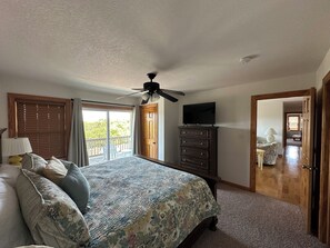 6 bedrooms, desk, iron/ironing board, travel cot