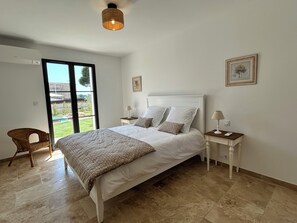 4 habitaciones, tabla de planchar con plancha, wifi y ropa de cama 