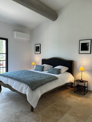 4 habitaciones, tabla de planchar con plancha, wifi y ropa de cama 