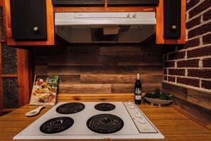 Frigorífico, microondas, horno y placa de cocina