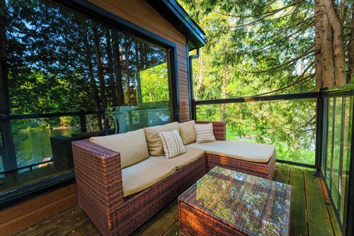 Le Chalet Brun, lakefront with jacuzzi