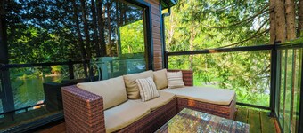 Le Chalet Brun, lakefront with jacuzzi