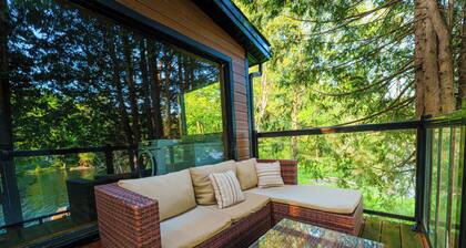 Le Chalet Brun, lakefront with jacuzzi