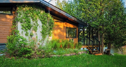 Le Chalet Brun, lakefront with jacuzzi