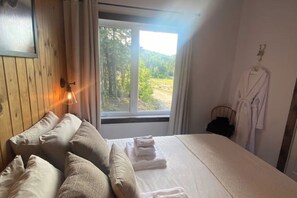 4 bedrooms, iron/ironing board, travel crib, free WiFi