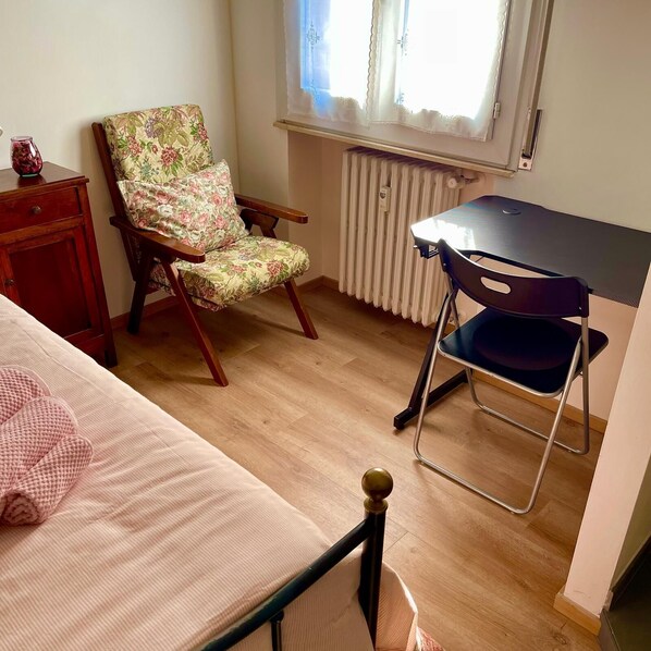 3 habitaciones, tabla de planchar con plancha, wifi y ropa de cama