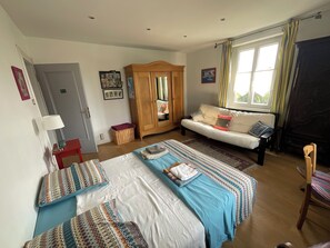 4 bedrooms, desk, iron/ironing board, free WiFi