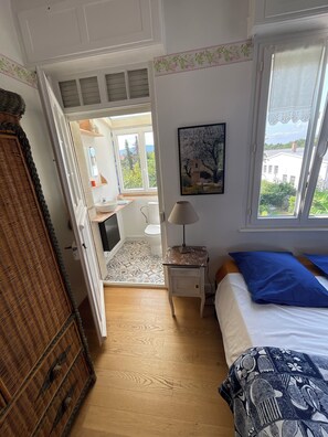 4 bedrooms, desk, iron/ironing board, free WiFi