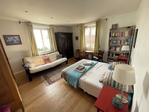 4 bedrooms, iron/ironing board, WiFi, bed sheets