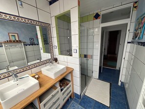 Dusche, Haartrockner, Handtücher, Seife