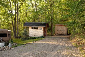 Property grounds - Glamping RV Overlooking Conesus Lake Finger Lakes Region Fire Pit A/C and Pool (Conesus)